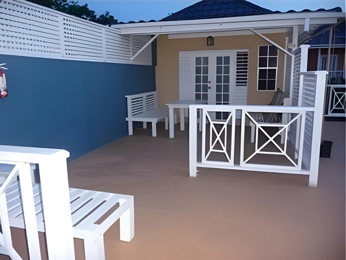 Others 5, Moxons Beach Club