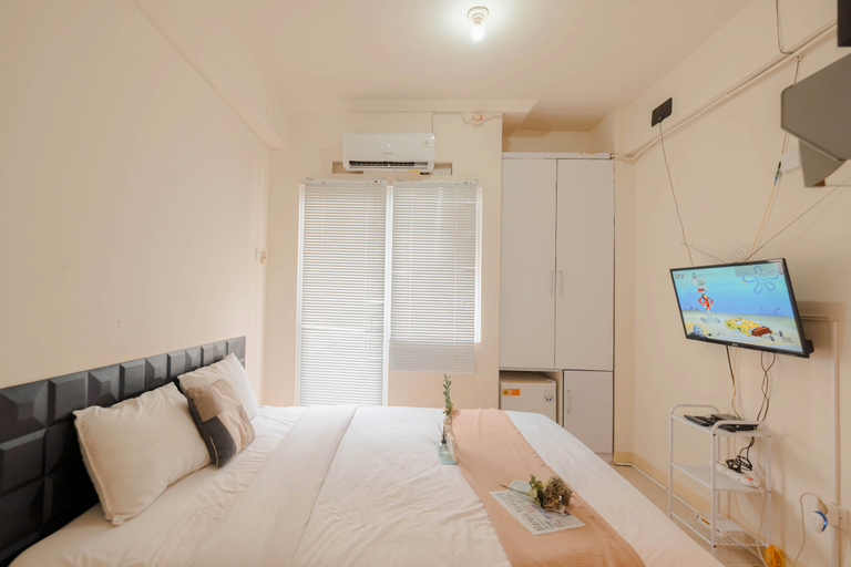 Bedroom 5, Cozy Studio with Direct Access to Mall at Green Pramuka Apartment By Travelio, Central Jakarta
