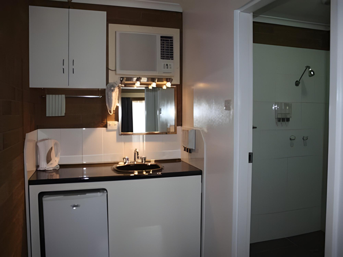 Bathroom 2, Camellia Motel, Narrandera