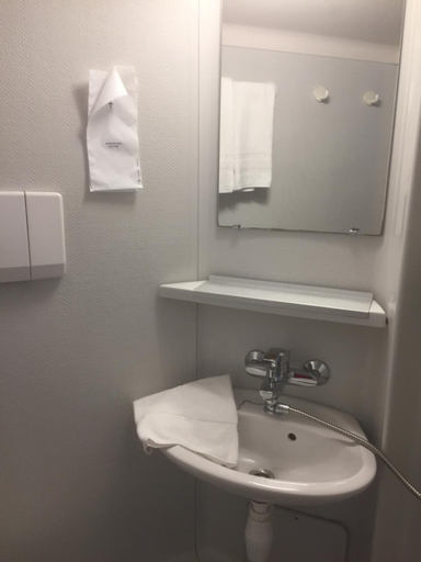 Bathroom 4, Auberge du Calvaire, Loire-Atlantique