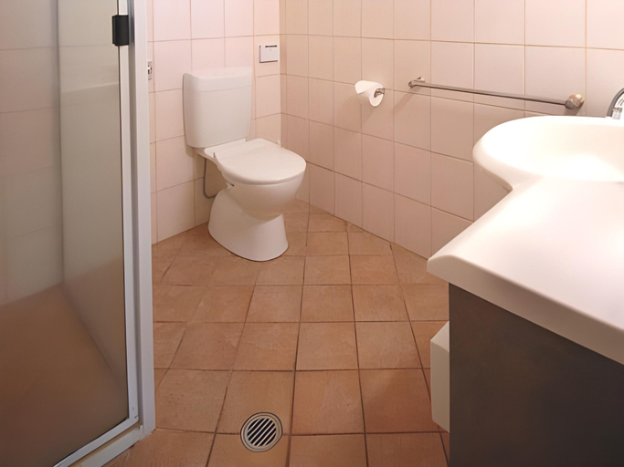 Bathroom 4, Country Gardens Motor Inn, Toowoomba - Central