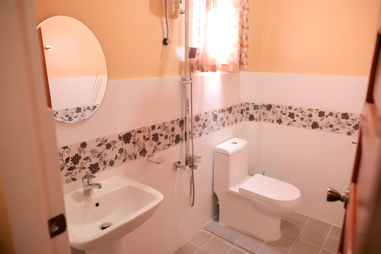 Bathroom 5, Luzmin BH - Pink House, Oslob