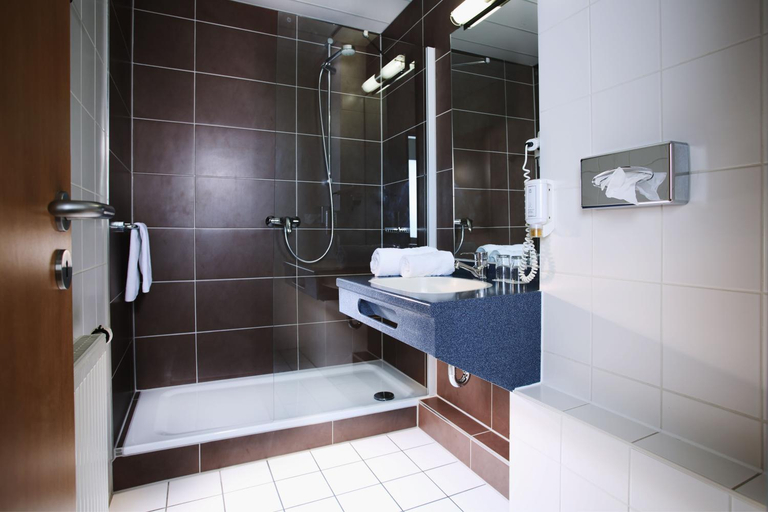 Bathroom 4, Hotel Brackweder Hof, Bielefeld