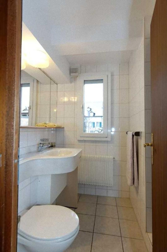 Bathroom 2, Residence Jungfrau, Interlaken