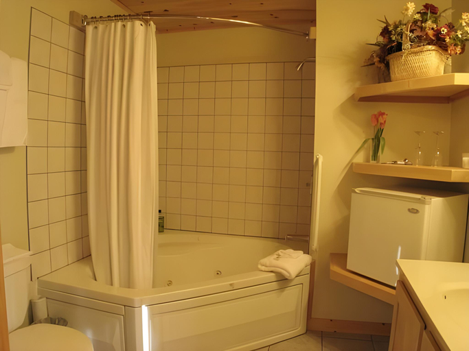 Bathroom 3, MacKenzie's Motel & Cottages, Shelburne