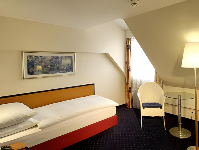 Bedroom 2, Hotel Lowen am See, Zug