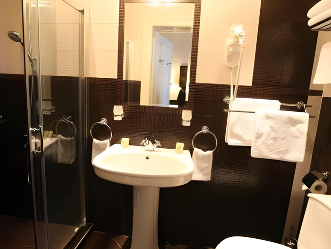 Bathroom 2, Hotel & Restaurant The House, Stolichna