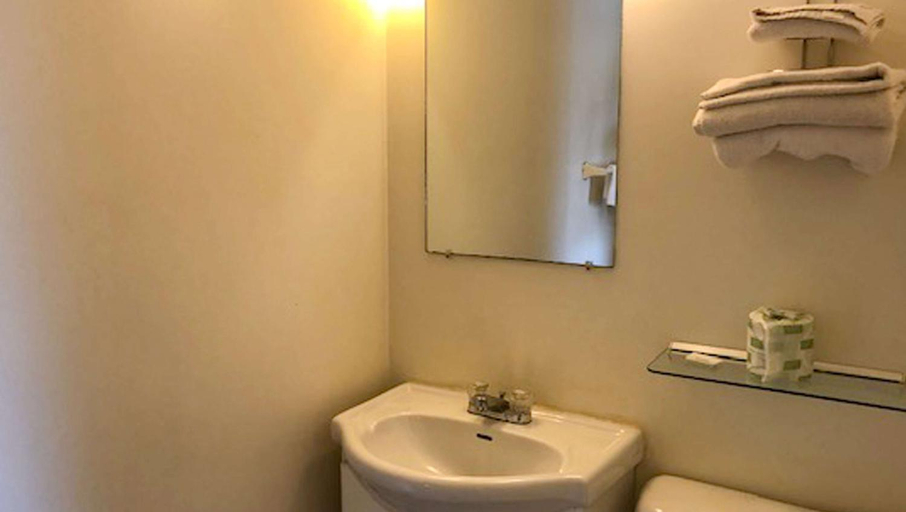 Bathroom 4, Motel Forrest Rockville, Parke