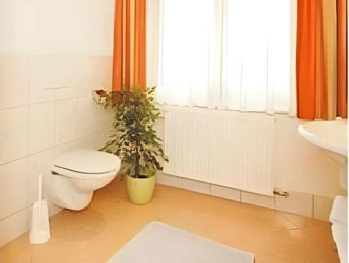 Bathroom 2, Hotel Neuwirt, Imst