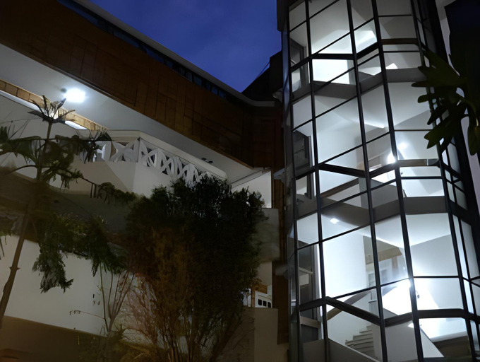 Exterior & Views