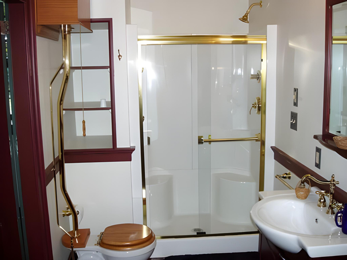 Bathroom 2, Brownstone Colonial Inn, Lancaster