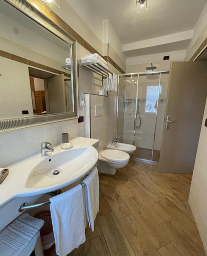 Bathroom 2, Hotel Isolabella Wellness, Trento
