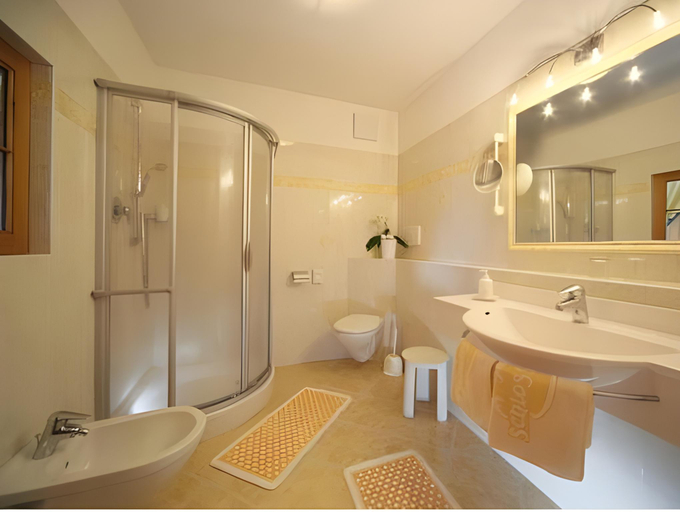 Bathroom 4, Hotel Schlosswirt, Bolzano