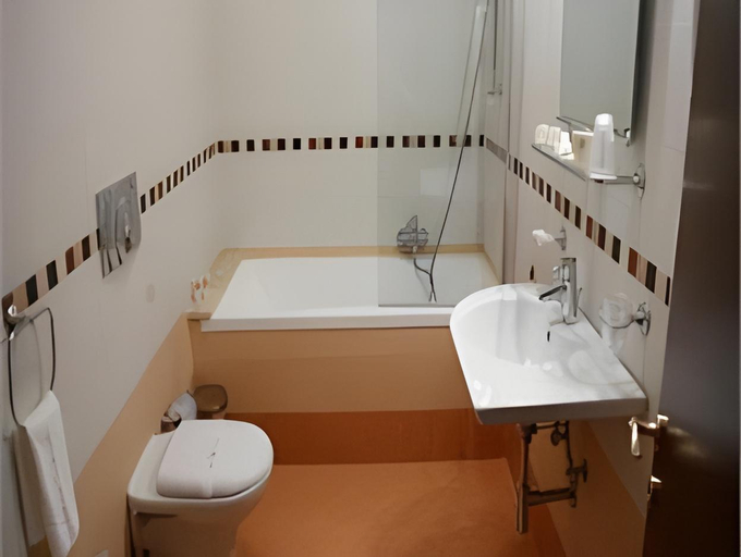 Bathroom 3, Hotel Teocrito, Syracuse