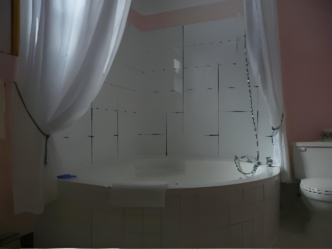 Bathroom 2, The Homeport Motel, Lunenburg