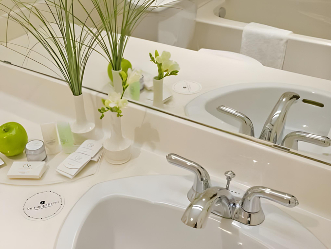 Bathroom 2, The Hospitality Inn, Alberni-Clayoquot
