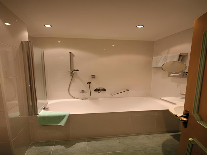 Bathroom 3, Hotel Das Zentrum, Imst