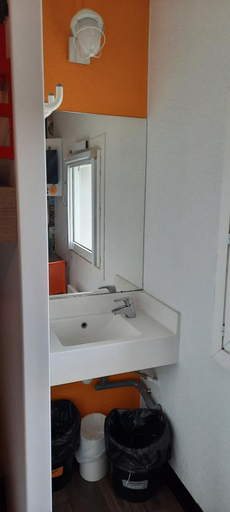 Bathroom, hotelF1 Compiegne, Oise