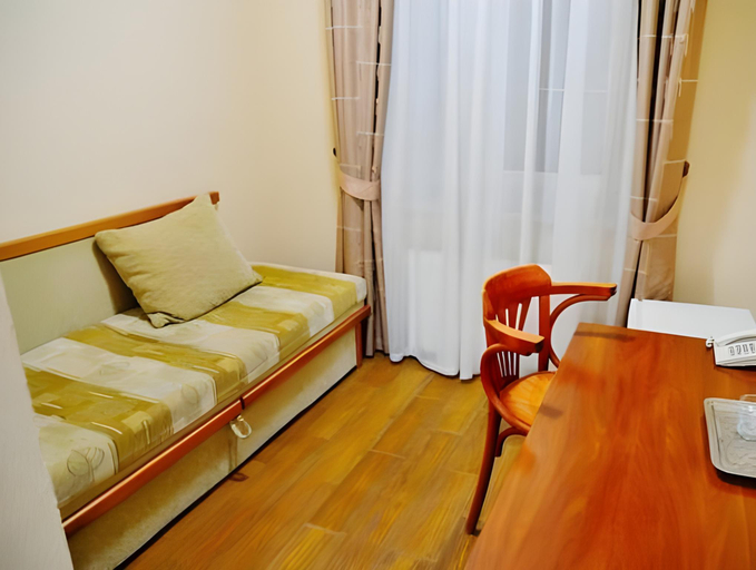 Bedroom 2, Gala Hotel, Kamianets'-Podil's'ka