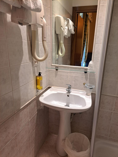 Bathroom 5, Hotel dei Quiriti, Rome