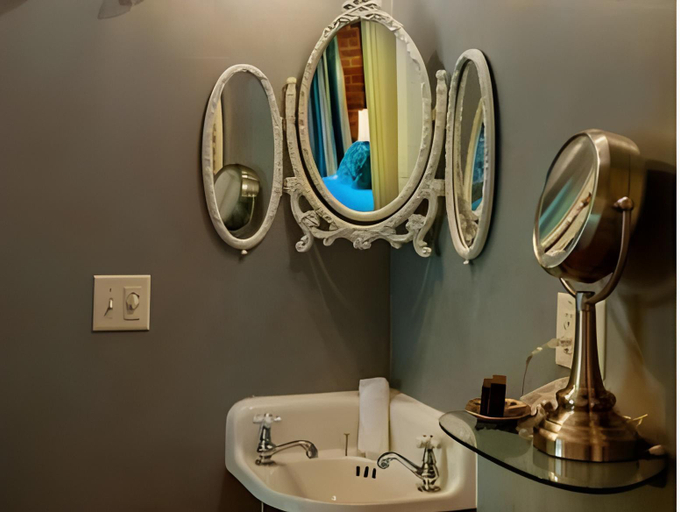 Bathroom 3, The Grand Highland Hotel, Yavapai