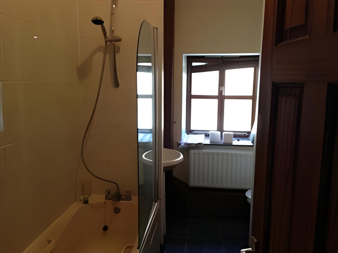 Bathroom 2, Little John Hotel, Derbyshire