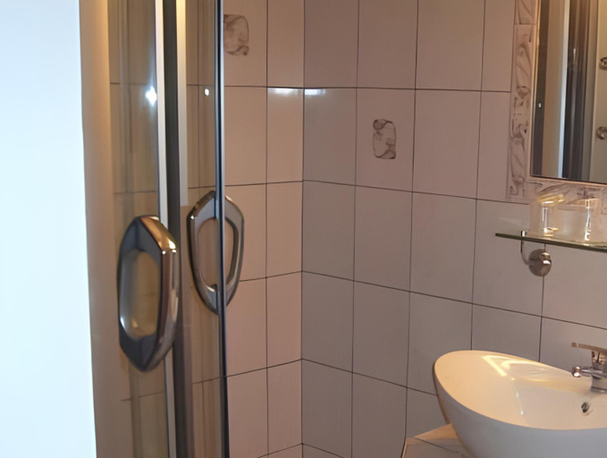 Bathroom 3, Le Grand Tetras, Hautes-Alpes