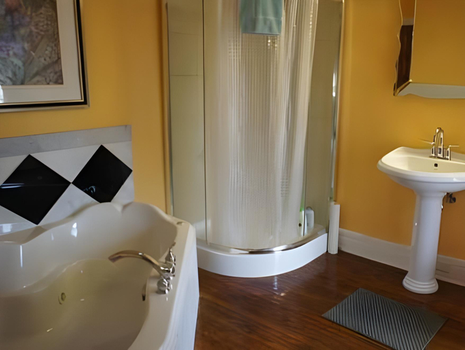 Bathroom 2, A Moment in Time Bed and Breakfast, Niagara