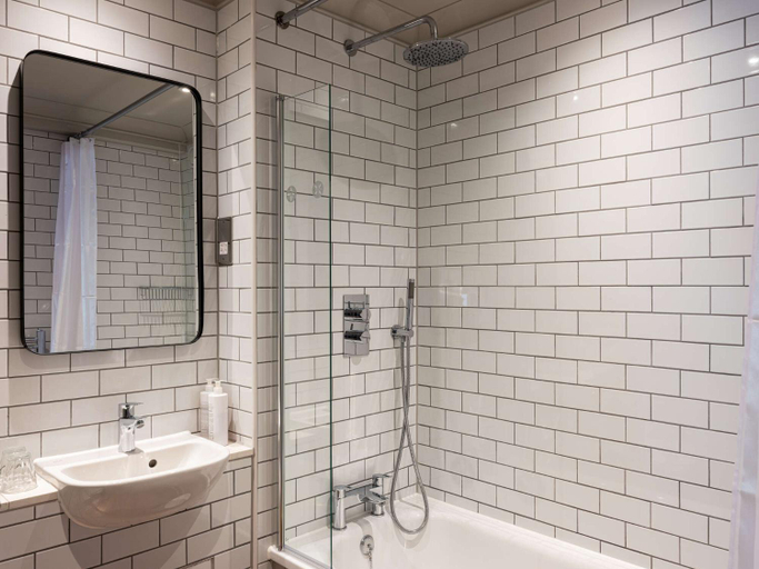 Bathroom 3, The Dukes Head Hotel, London