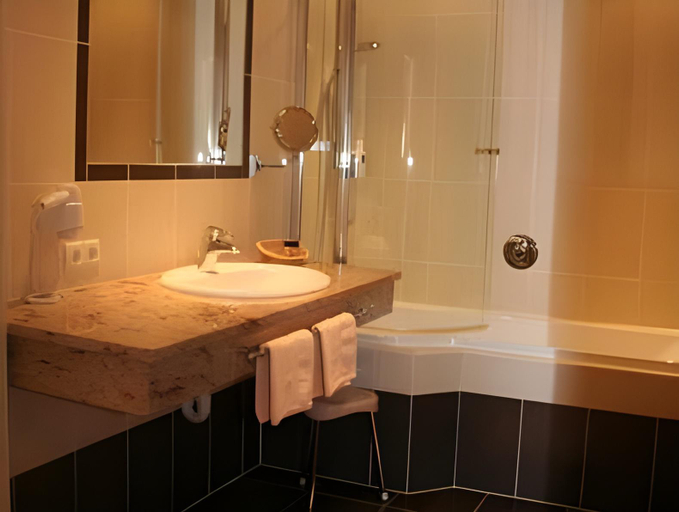 Bathroom 2, Hotel Mathiesn, Imst