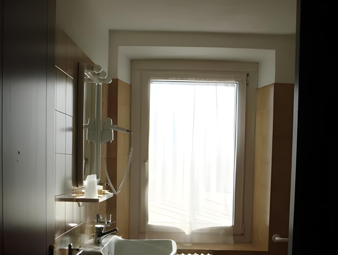 Bathroom 2, Hotel Capitani, Sondrio