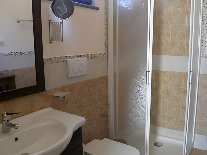 Bathroom 2, Hotel Borgo Eolie, Messina