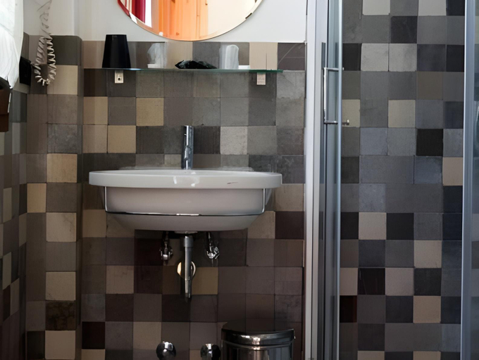 Bathroom 3, Hotel Gabriella, Modena