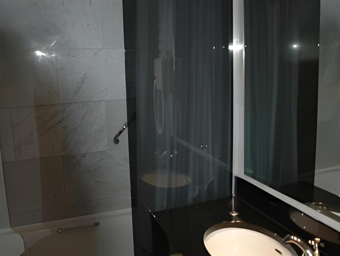 Bathroom 4, Benedicts Hotel, Belfast