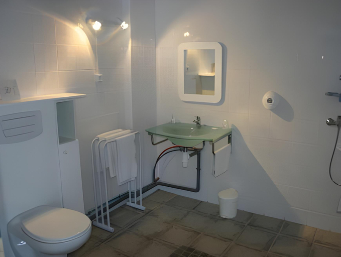 Bathroom 3, Hotel Land'Azur, Landes