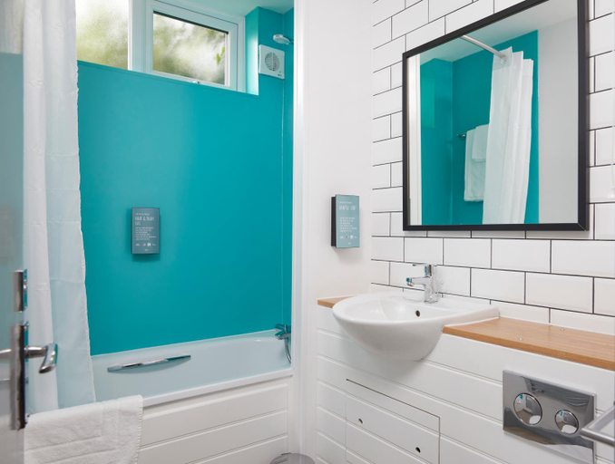 Bathroom 3, Longshoot Hotel by Good Night Inns, Leicestershire