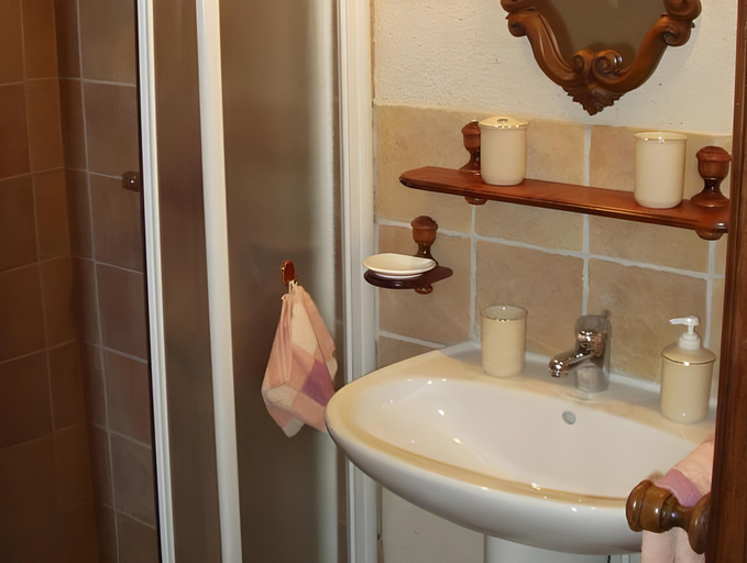 Bathroom 2, La Petite Ferme, Cher
