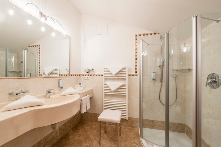 Bathroom 5, Hotel Sonnenburg, Bolzano
