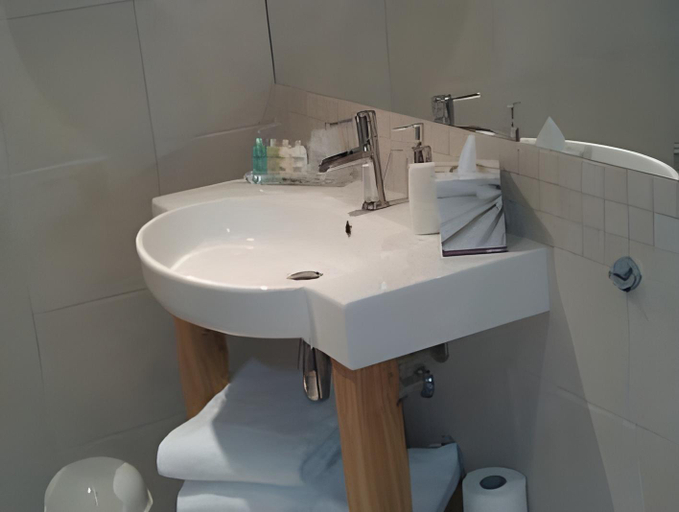 Bathroom 3, Rederiet Hotel, Farsund