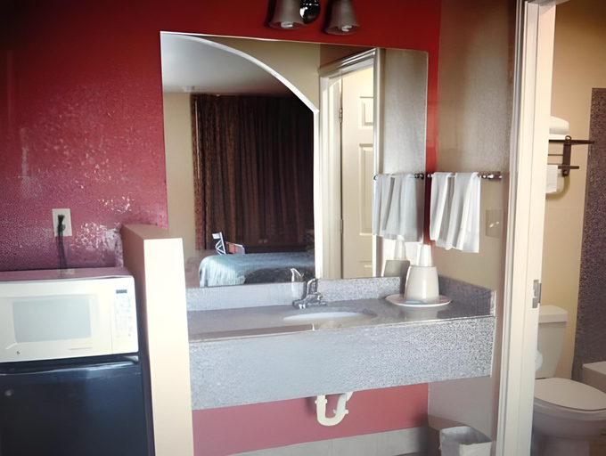 Bathroom 2, Budget Inn Buffalo, Leon
