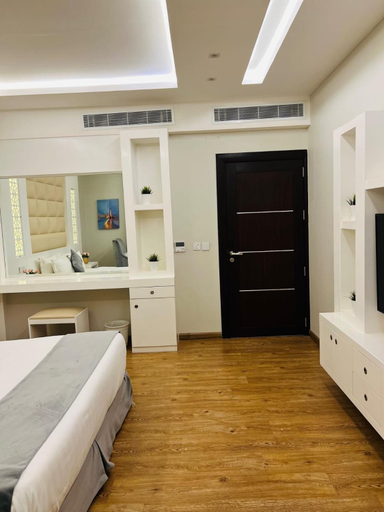 Bedroom 3, Towers Hotel