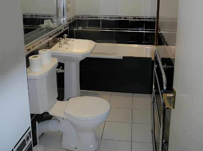 Bathroom 2, Riviera Hotel, Torbay