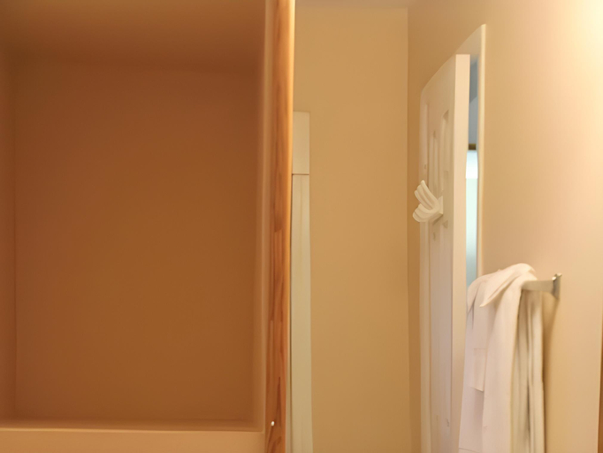 Bathroom 4, Niagara Inn & Suites, Niagara