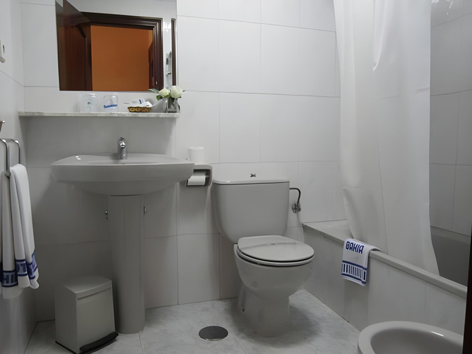 Bathroom 3, Hotel Bahía, Asturias