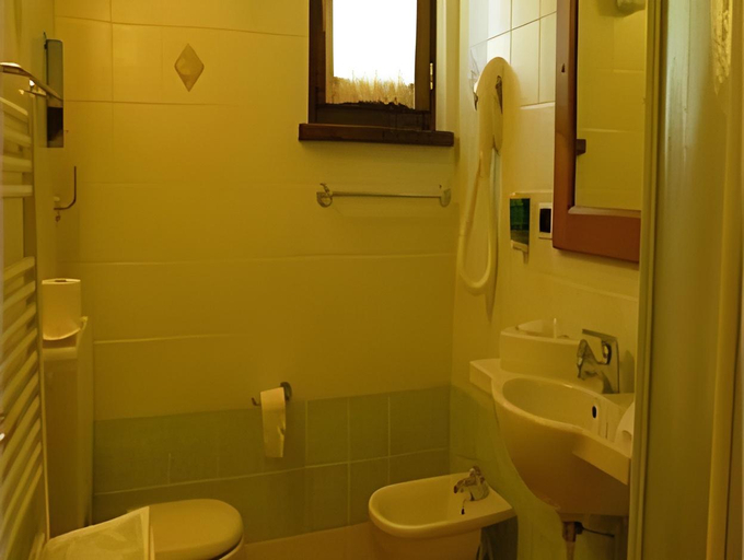 Bathroom, Hotel Bellevue, Aosta