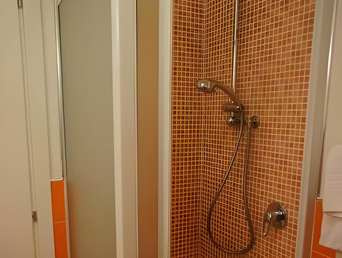 Bathroom 4, GG8 Restaurant & Hotel, Perugia