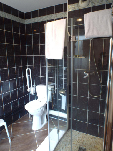 Bathroom 10
