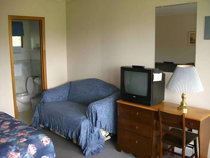 Bedroom 3, The White Horse Motel, Queens