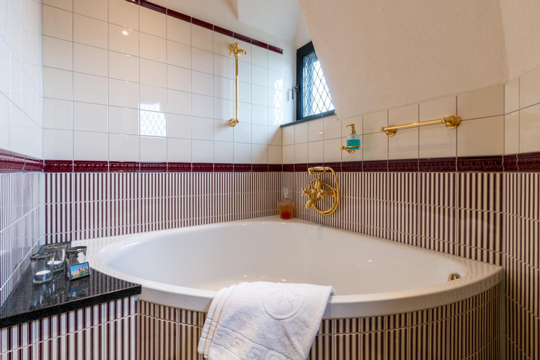 Bathroom 7
