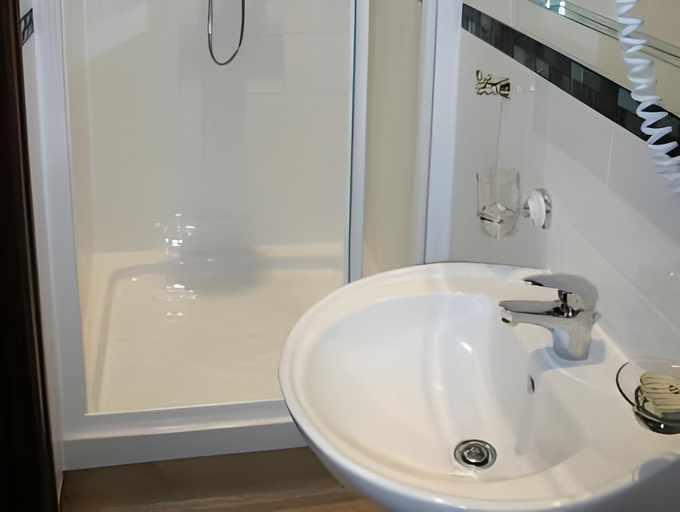 Bathroom 3, York House Hotel, Wakefield